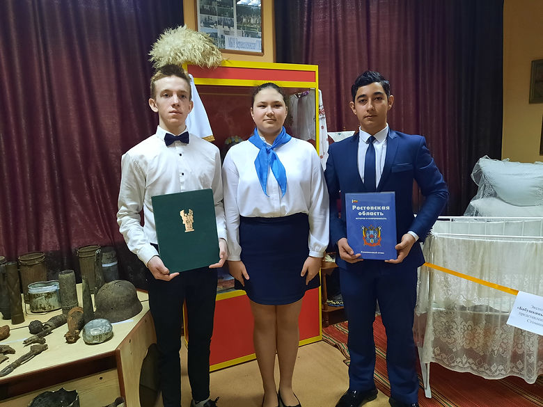 Юные экскурсоводы школьного музея.jpg