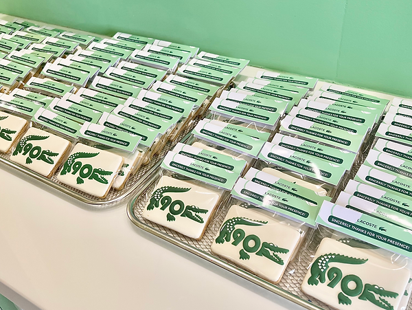 Bánh cookie vẽ theo logo nhãn hàng Lacoste dành cho sự kiện