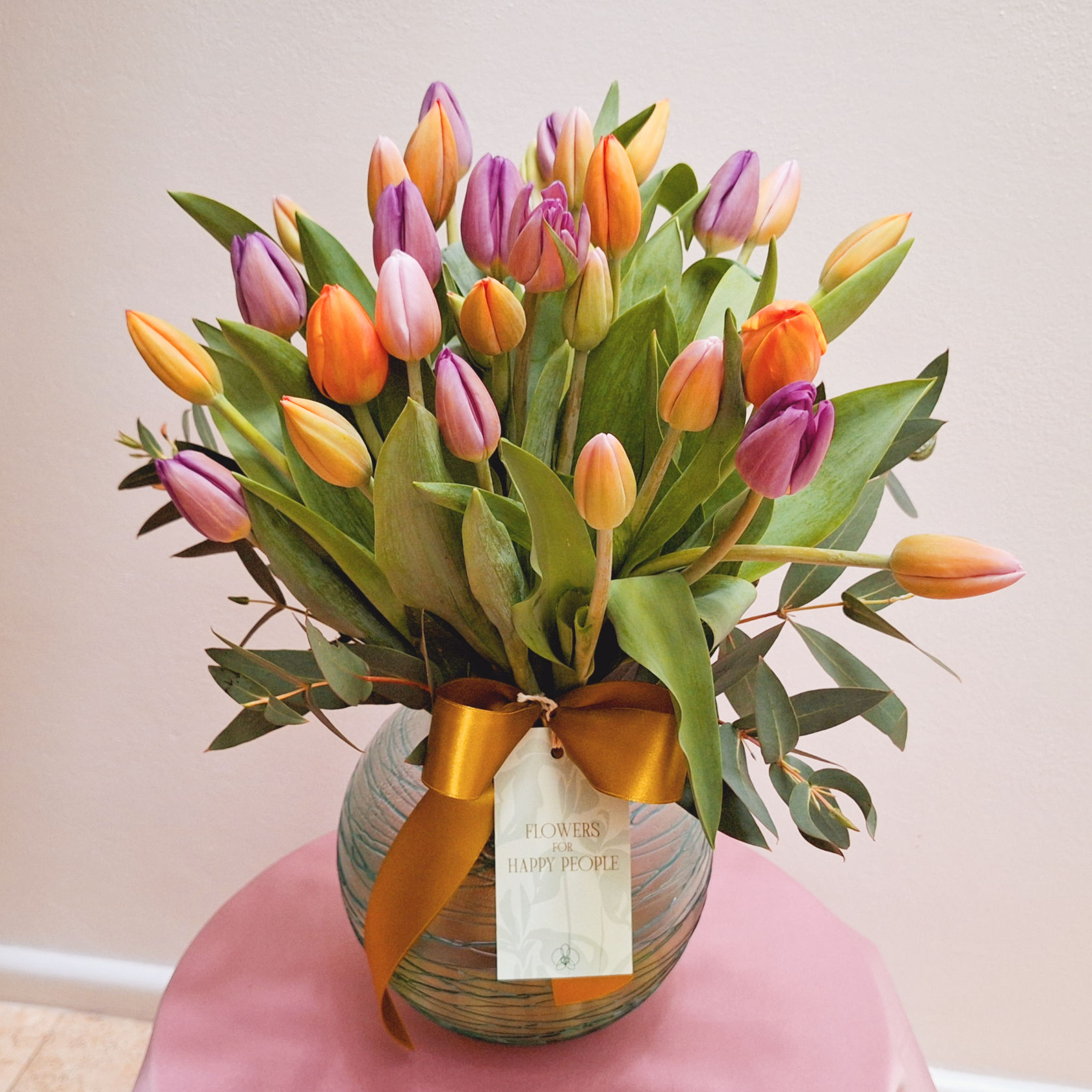 Tulipanes en florero artesanal