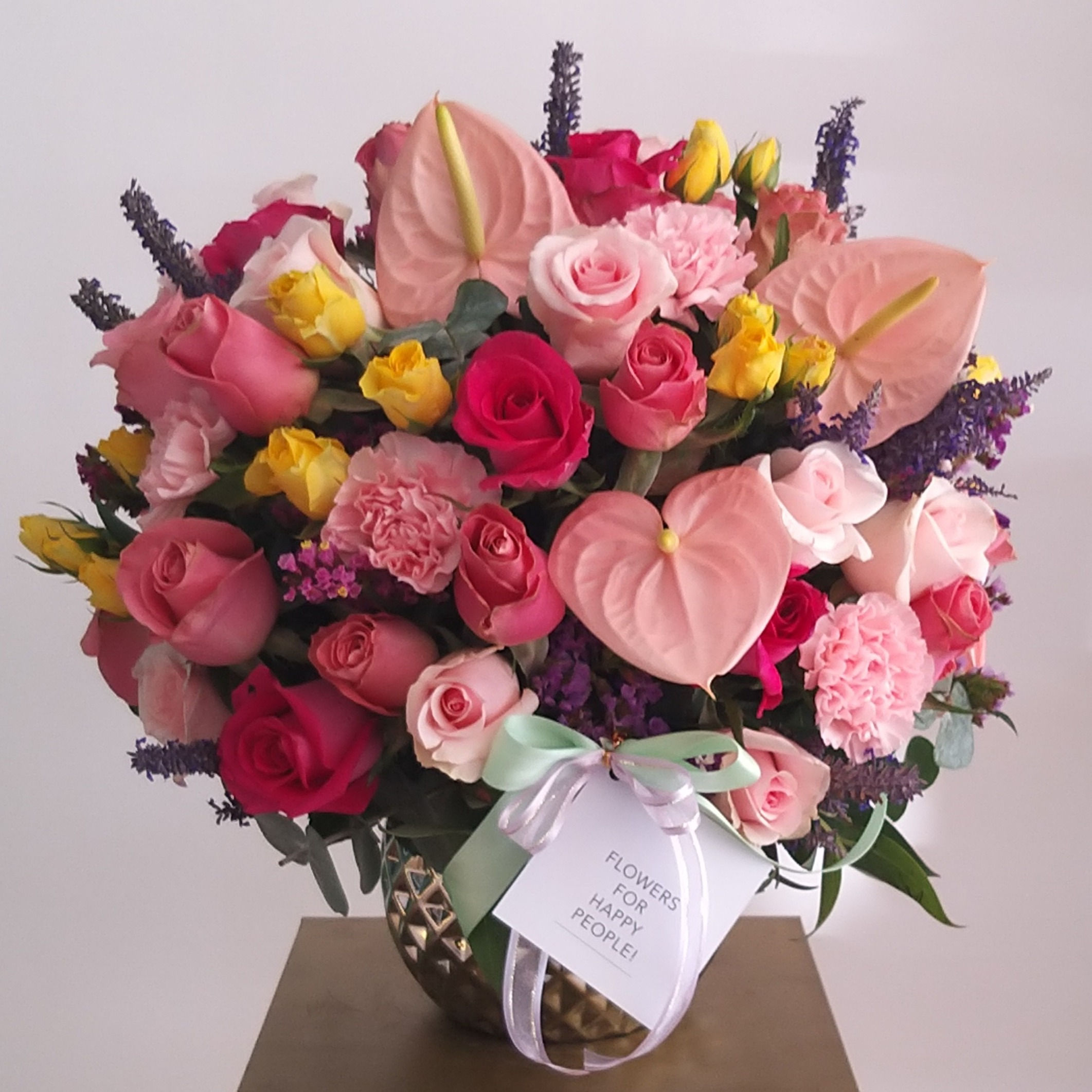 Rosas y anturios en florero plata