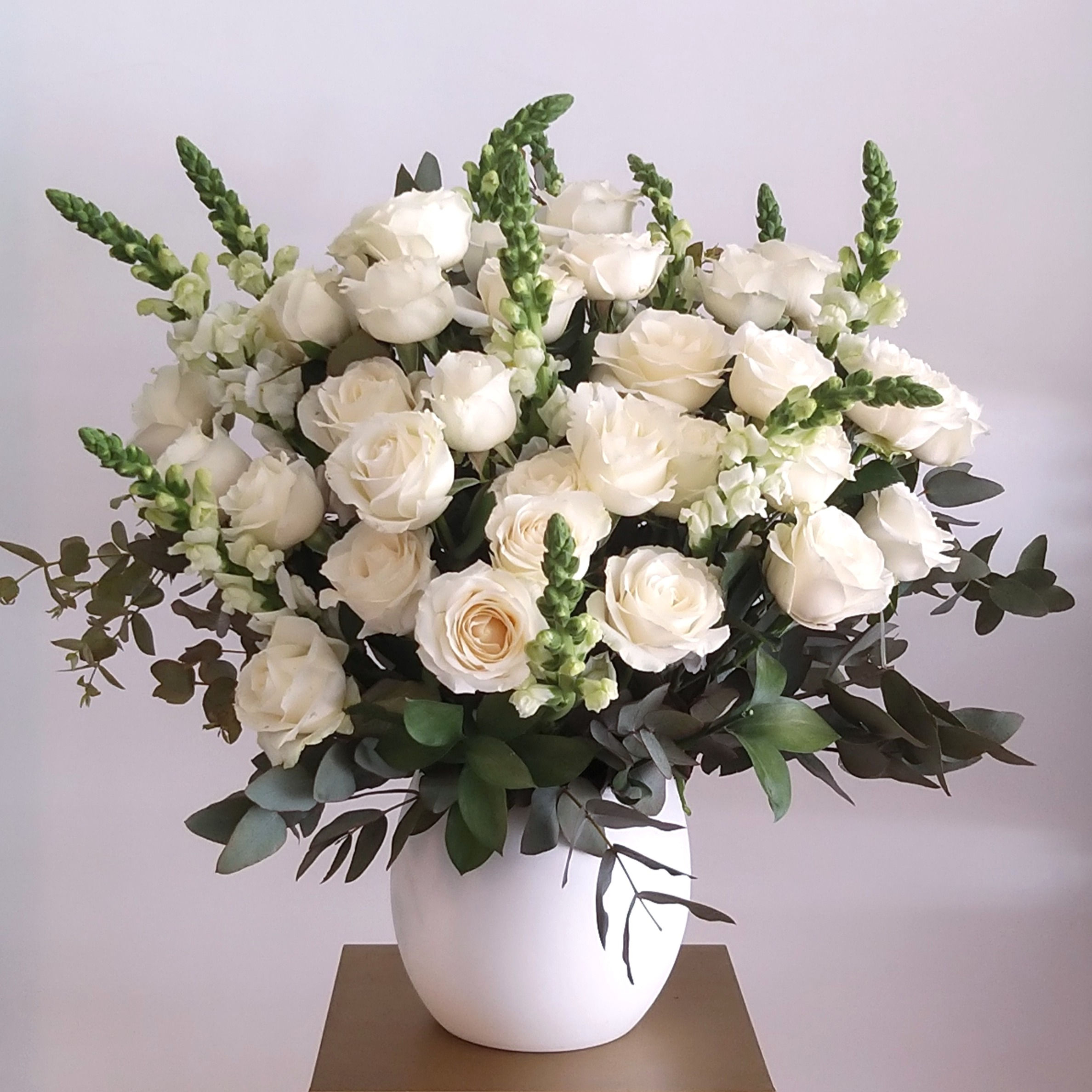 Rosas y flores de temporada blancas