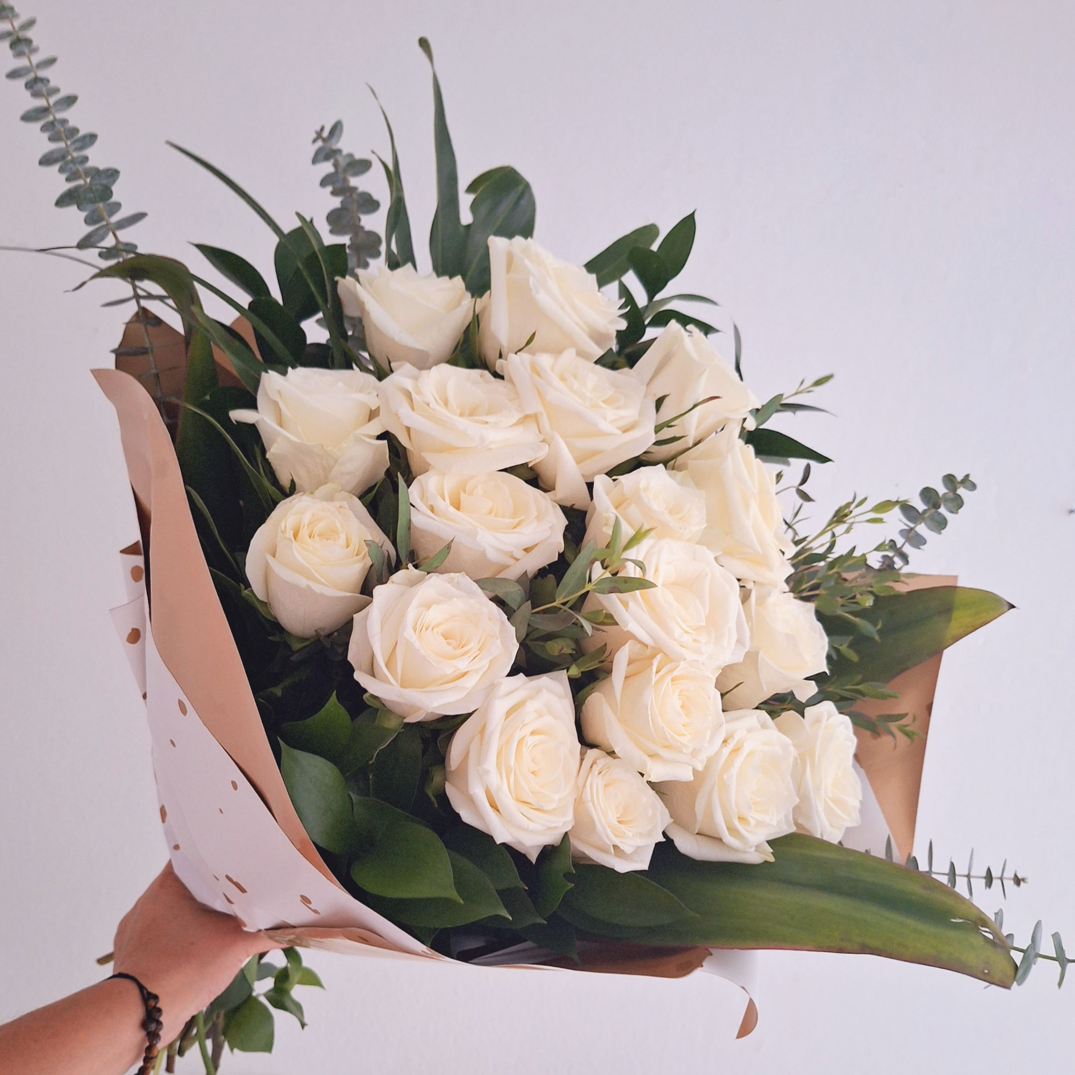 Ramo de 20 rosas blancas y follajes