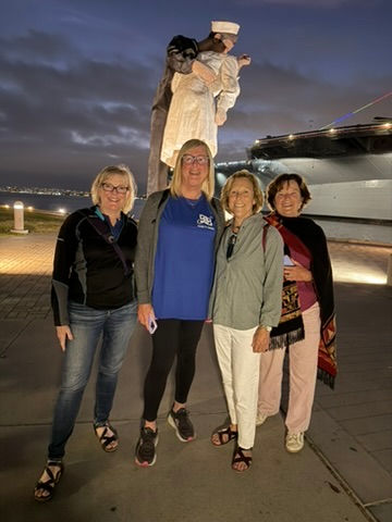 Marielle with fellow 99s by THAT staute