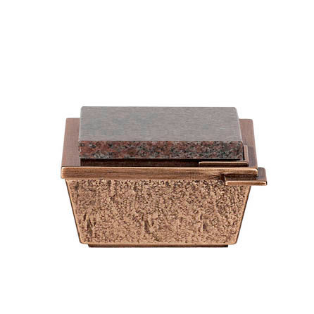 Miniaturbild: Lampe mit Granitdeckel, Vaze, Weihwasserkessel mit Granitdeckel