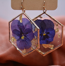 Boucle d'oreille en Epoxy hexagonal avec vrai fleurs de pensée que je cultive Fait main pièce unique