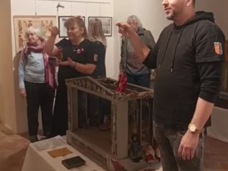 Puppeteer and Exhibitor