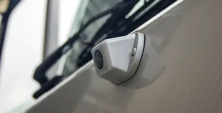 Das Radarerkennungssystem Radar Predict von Brigade ist eine ausgezeichnete Technologie zur Vorhersage von Kollisionen, die speziell entwickelt wurde, um Radfahrer vor Zusammenstössen mit Lastkraftwagen zu schützen. Mithilfe von KI-Technologie analysiert das System die Daten von zwei Radaren, um die Geschwindigkeit und Richtung sowohl des Fahrzeugs als auch des Radfahrers zu erfassen. Durch die Unterscheidung zwischen statischen und beweglichen Objekten warnt das Radarerkennungssystem den Fahrer, wenn eine Kollision mit einem Radfahrer wahrscheinlich ist.
Radar Predict ist besonders für Sattelschlepper geeignet und verfügt über einen Modus zur Erkennung von Anhängern, um Fehlwarnungen beim Abbiegen zu vermeiden. Diese hochmoderne Technologie unterstützt den Fahrer mit gelben Warn-LEDs und akustischen Signalen, um eine schnelle Reaktion zu gewährleisten und die Verkehrsteilnehmer vor möglichen Kollisionen.