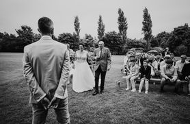 Arrivée de la mariée au bras de son papa