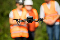 Focus d'un drone en vol lors d'une formation de télépilote, photographe corporate Saint-Renan et Brest - Marc Glen Photographie