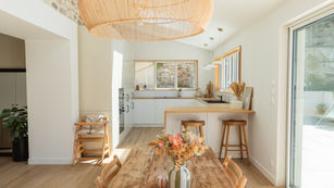 Plan large cuisine épurée créée par l'agence Unik à Saint-Renan, Finitère, Bretagne - Photographe immobilier, Marc Glen Photographie