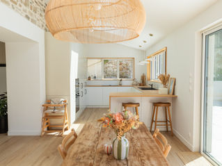 Plan large cuisine épurée créée par l'agence Unik à Saint-Renan, Finitère, Bretagne - Photographe immobilier, Marc Glen Photographie