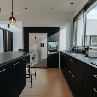 Cuisine moderne mise en valeur par la lumière naturelle, photo réalisée par Marc Glen Photographie Pro à Brest.