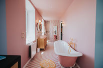 Salle de bain atypique et coloré, photo professionnelle pour mise en valeur