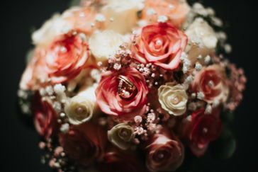 Focus bouquet de la mariée et des alliances