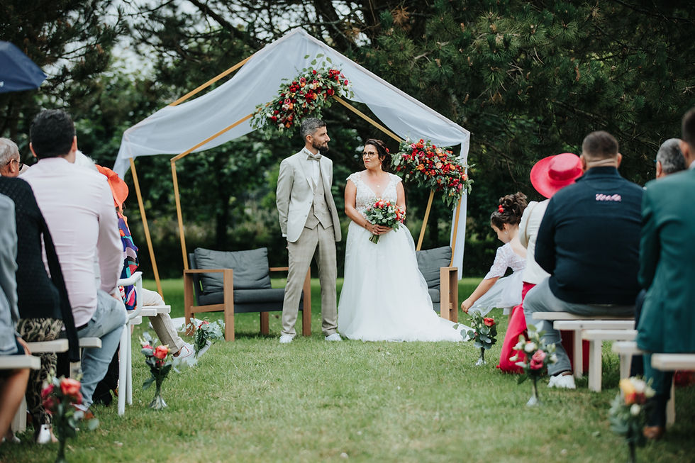 Mariés lors d'une cérémonie laïque à la ferme Quentel, Gouesnou, Finistère