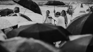 Couple de mariées sous une pluie bretonne lors de la cérémonie laïque par Marc Glen Photographie