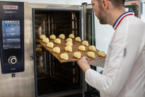 Photo geste professionnel boulanger, photographe corporate Saint-Renan et Brest - Marc Glen Photographie