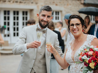 Première coupe de champagne pour les mariés à la ferme Quentel, Gouesnou, Finistère