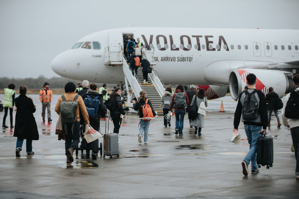 Montée des passagers dans l'avion Volotea avant décollage