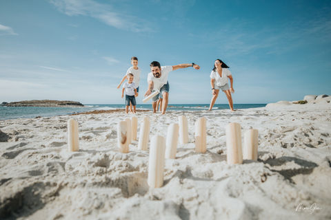 Portrait de famille naturel en Bretagne, sourires et complicité en lumière douce