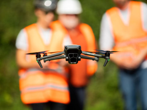 Vol d'un drone en stationnaire, photographe corporate brest, marc glen photographie