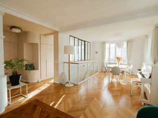 Salon lumineux rénové à Brest par l’Atelier Manuelle Architecture, parquet point de Hongrie et verrière intérieure