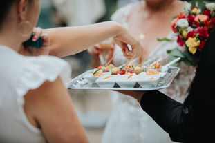 Service traiteur lors du cocktail à la Ferme Quentel