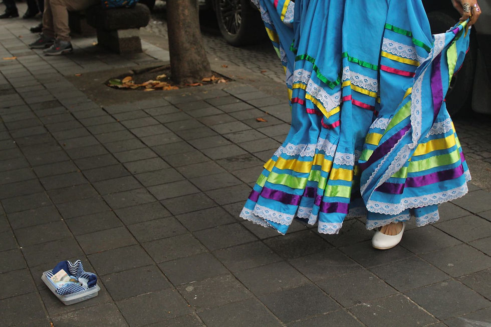 Antes de esto solía presentarse en el “ Tren Limache Puerto” o mejor conocido como “Metro Valparaíso” en Chile. “Lindo, caótico y agotador” es como describe ella lo que es bailar en las avenidas de la ciudad.