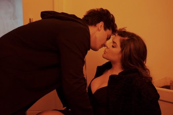Luan Santana e Gkay protagonizam beijo em teaser do single "Morena"