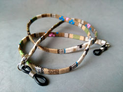 Cordones Étnicos planos finos.