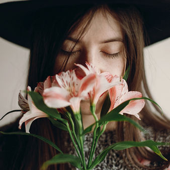 Fragrâncias Sintéticas - As novas vilãs dos cosméticos | Será que as naturais são melhores?