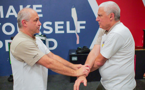 תלמידים מתרגלים תפיסות ידיים של ווינג-צון 