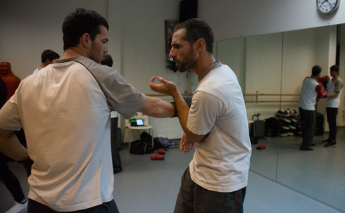 המורה רועי מדגים תזוזה מכוח גדול משלך תוך שמירה על טווח קרוב ליריב