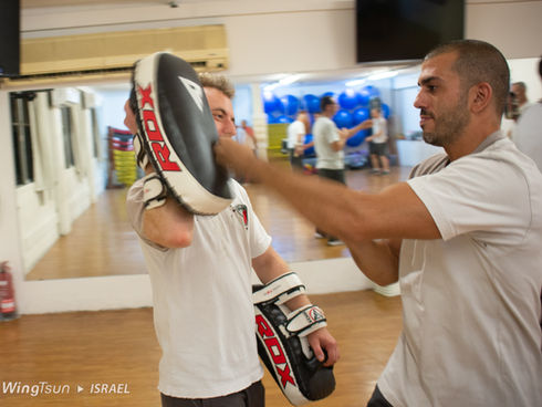 תלמידים מתרגלים מהירות באגרופי שרשרת על לאפה