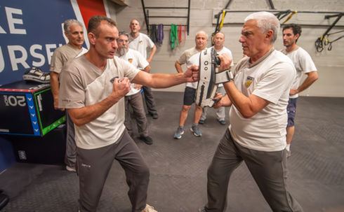 המורה יוסי מדגים עוצמת מכה של אגרוף ישר על לאפה