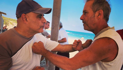 סיפו אסף ותלמיד בתרגול עבודה במקביל של ווינג-צון