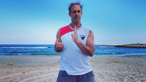 סיפו אסף אגמי בתרגיל תבנית על חוף הים