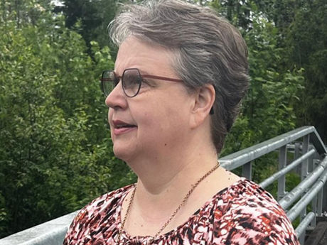 Nainen katselee kauas tulevaisuuteen