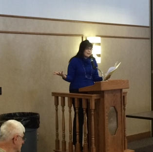 Lori presenting to a Leadership organization