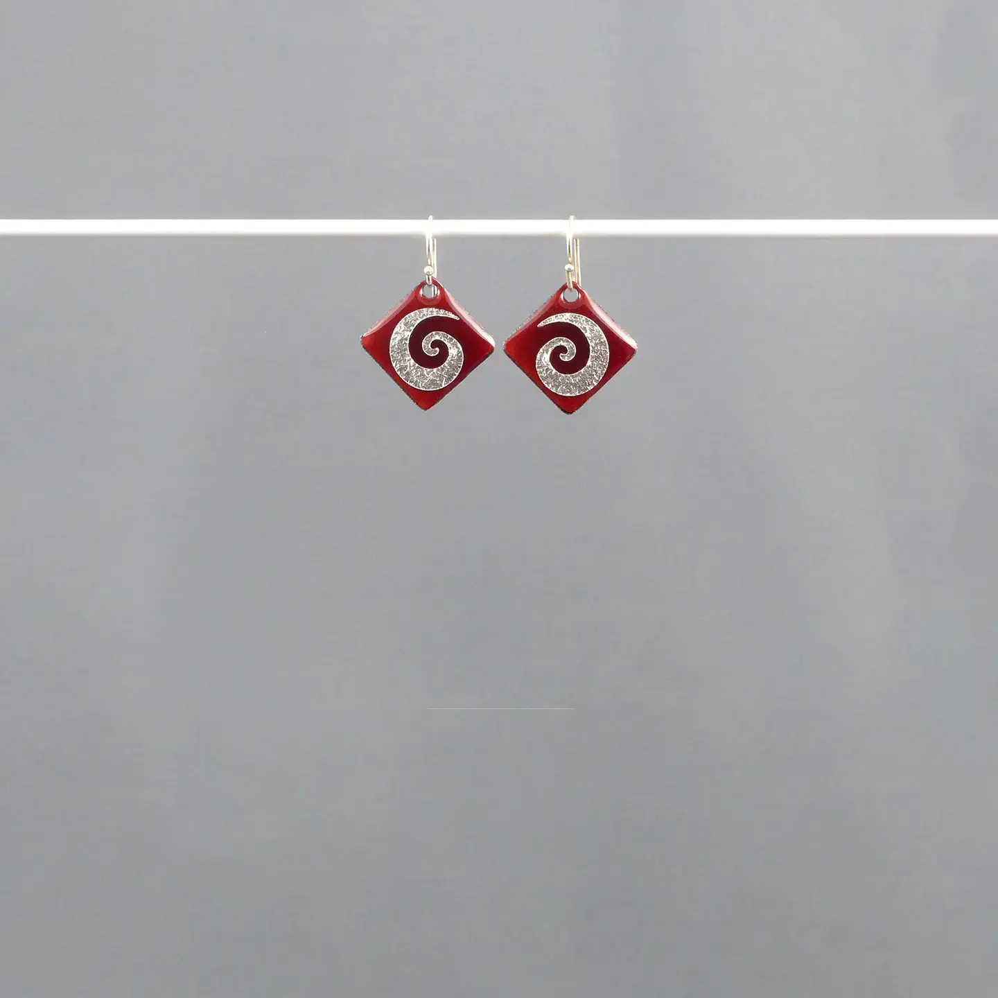 Boucles d’oreilles MINI CARRE bordeaux « ARABESQUES»