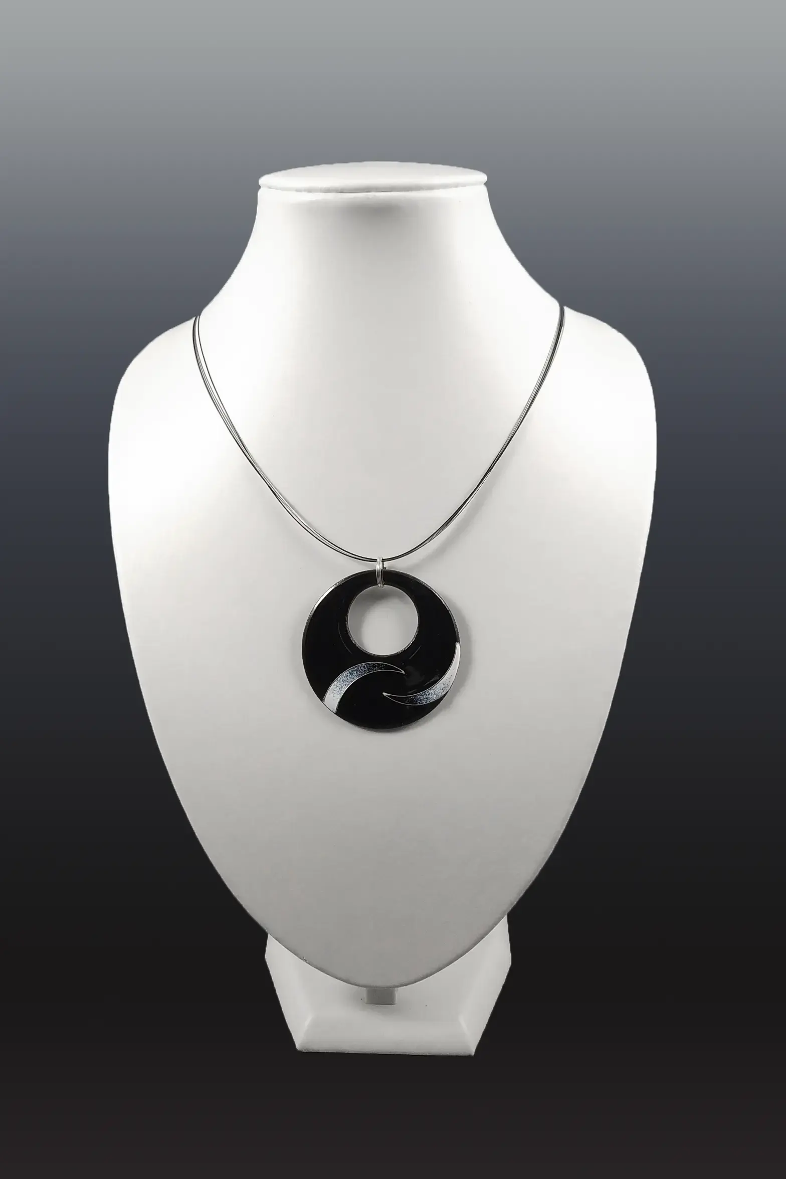 Pendentif SATURNE Medium noir COURBES