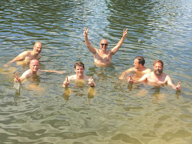 Herren 40 geht baden – aber erst nach dem Spiel!