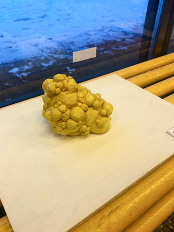 Evelina Lindqvists skulptur från utställningen Mellan hemmets fyra väggar på FRIGalleri i Umeå