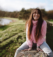 Photo de Pauline 22h22, souriante, en pleine nature