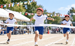 キムルナが手掛ける山梨小学校創立150周年記念アートプロジェクト|山梨小学校、子どもたち