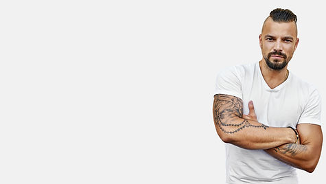 Homme brutal tatoué avec les bras croisés portant un t-shirt blanc - flic