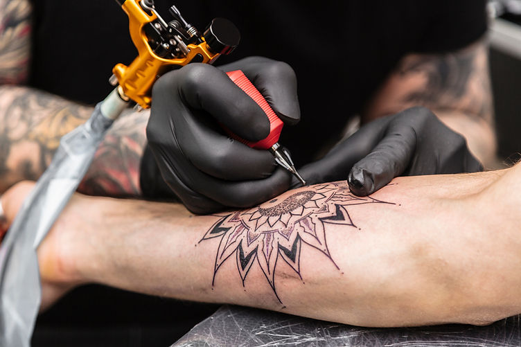 Processus de création de tatouage en forme de fleur noire