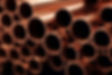 Close up de tuyaux en cuivre empilés