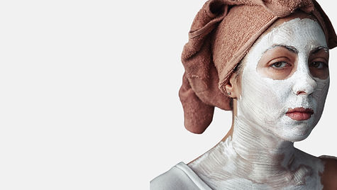 Femme recevant un masque facial au salon de beauté