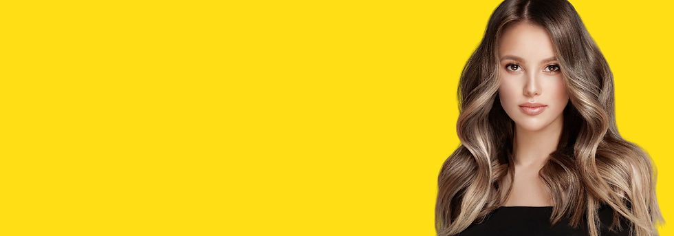 Fille de beauté aux cheveux ondulés longs et brillants